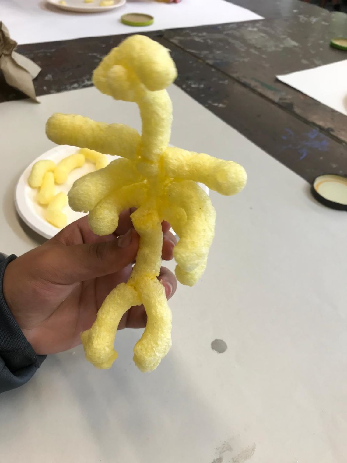 Kreativ-Chaos in der Kunststunde JG 5/6 – Mit Puffmais und Naturmaterialien ins Ferienfeeling