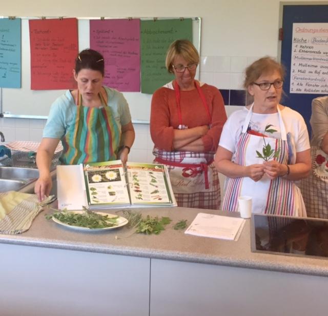 2017.06.08 Schmackhafte Fortbildung in der Lehrkueche der HES 07 - Hermann-Ehlers-Schule Wiesbaden