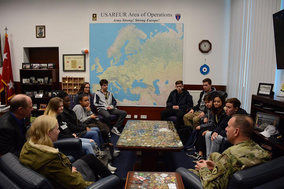 2017.11.06 Schueler auf amerikanischer Air Base 01 Hermann Ehlers Schule Wiesbaden