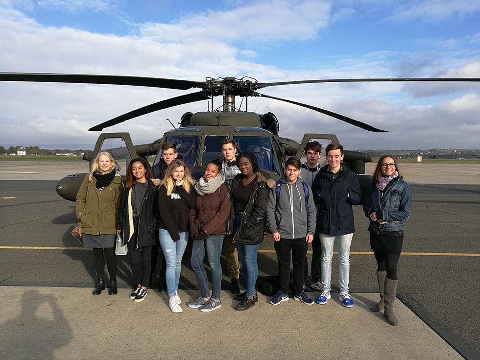 2017.11.06 Schueler auf amerikanischer Air Base 02 - Hermann Ehlers Schule Wiesbaden